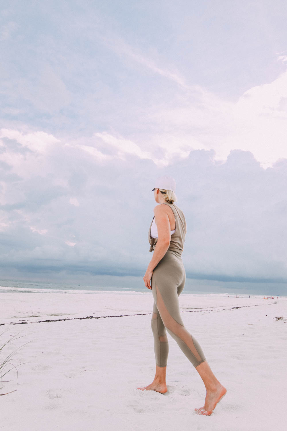 hot trendy activewear brand ALO yoga worn by fashion blogger in high waist coast capri leggings and heat wave tank