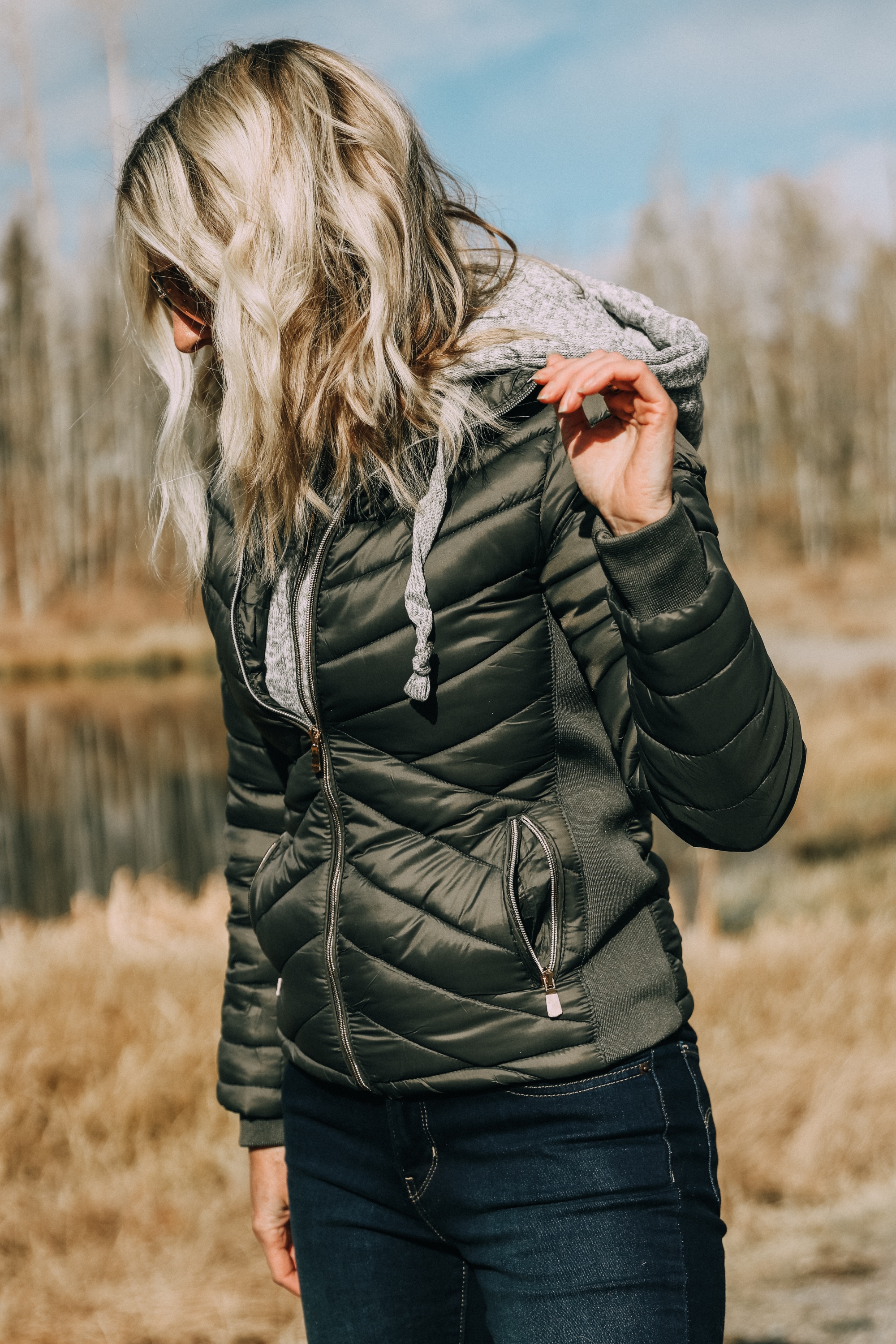 fashion blogger wearing affordable hunter green puffer jacket paired with levis skinny jeans