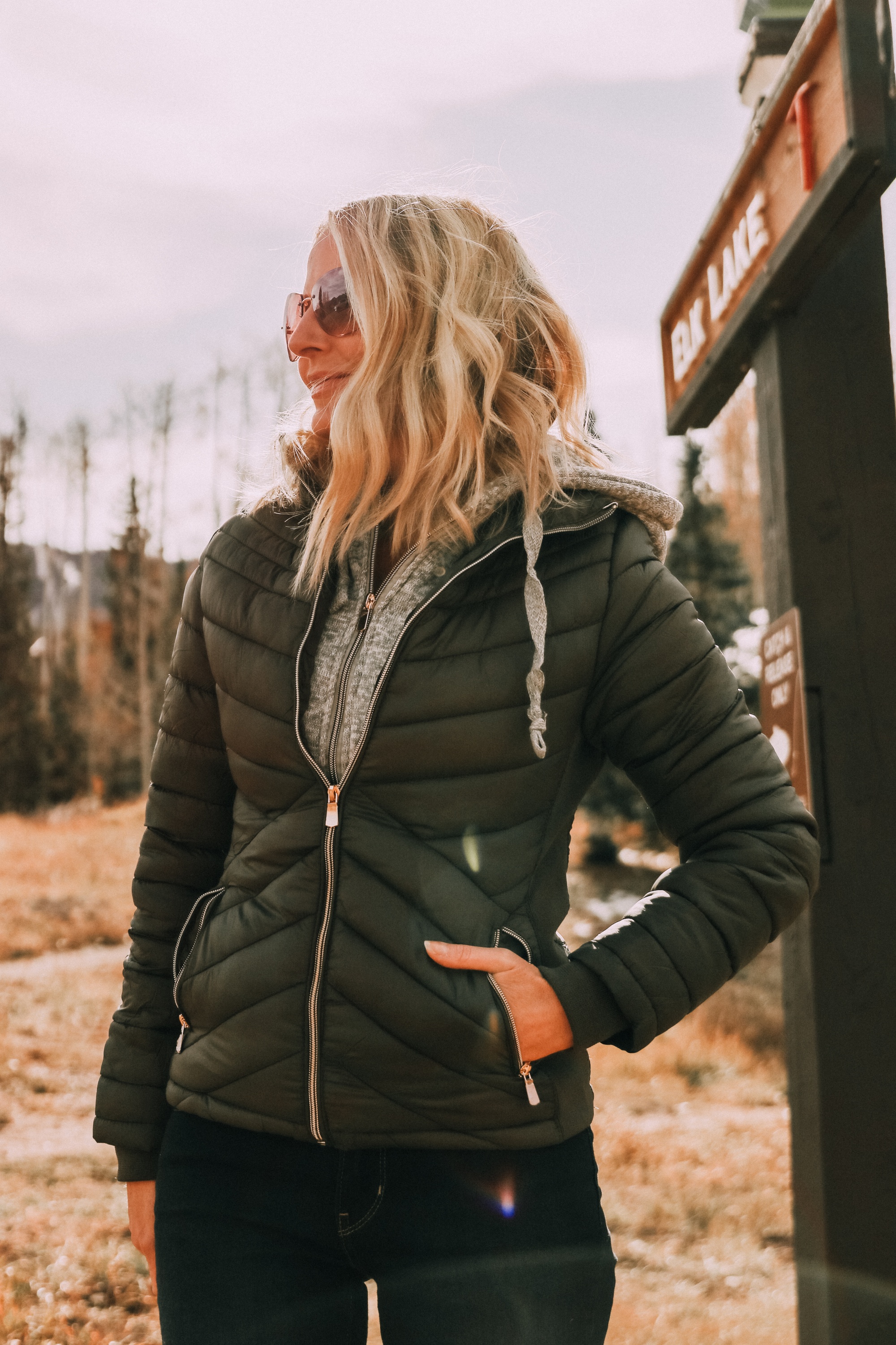 fashion blogger erin busbee wearing affordable puffer jacket paired with levis skinny jeans outside during the winter