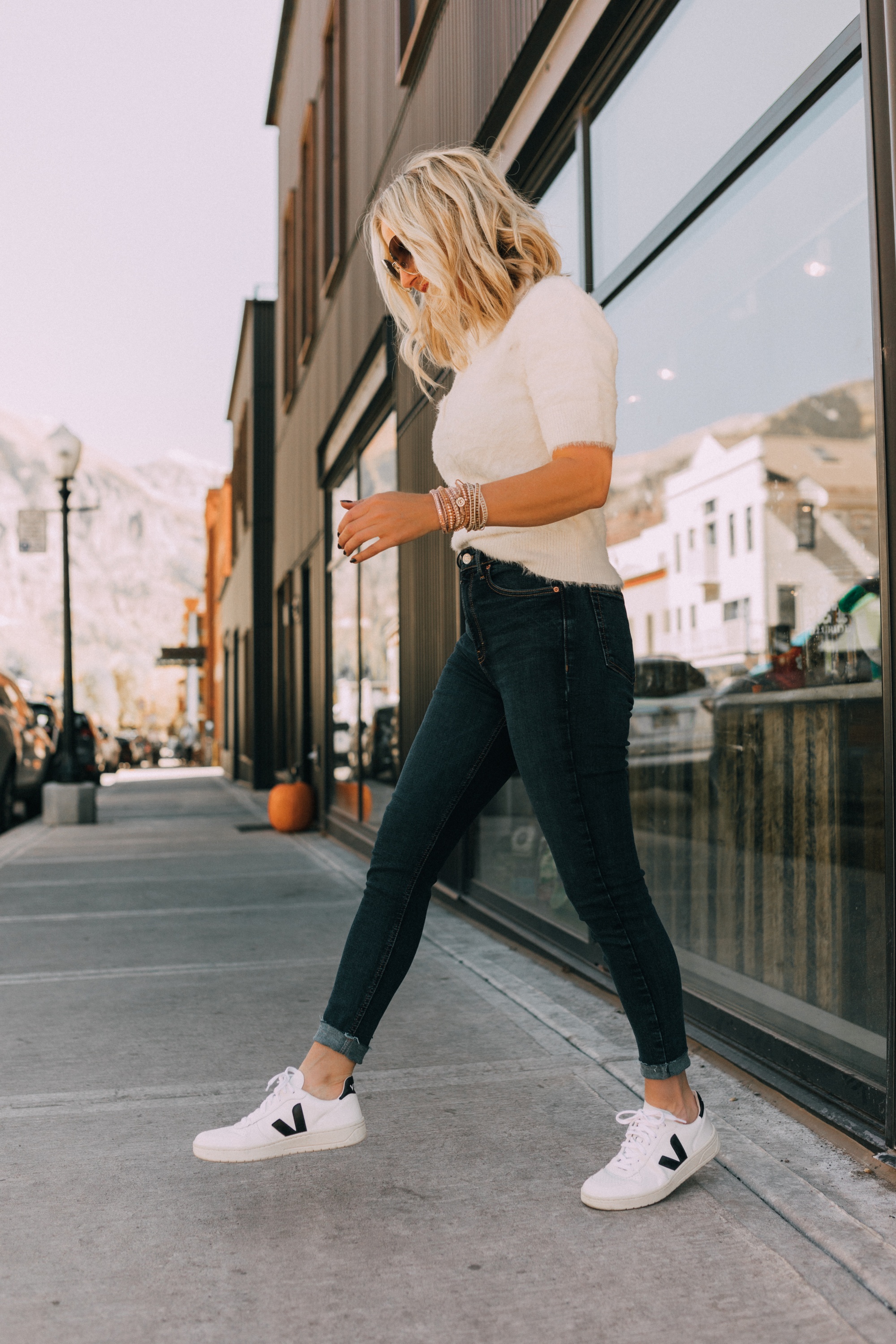 veja v-10 sneakers outfit, fashion blogger over 40 busbee style wearing white leather veja sneakers with white t shirt