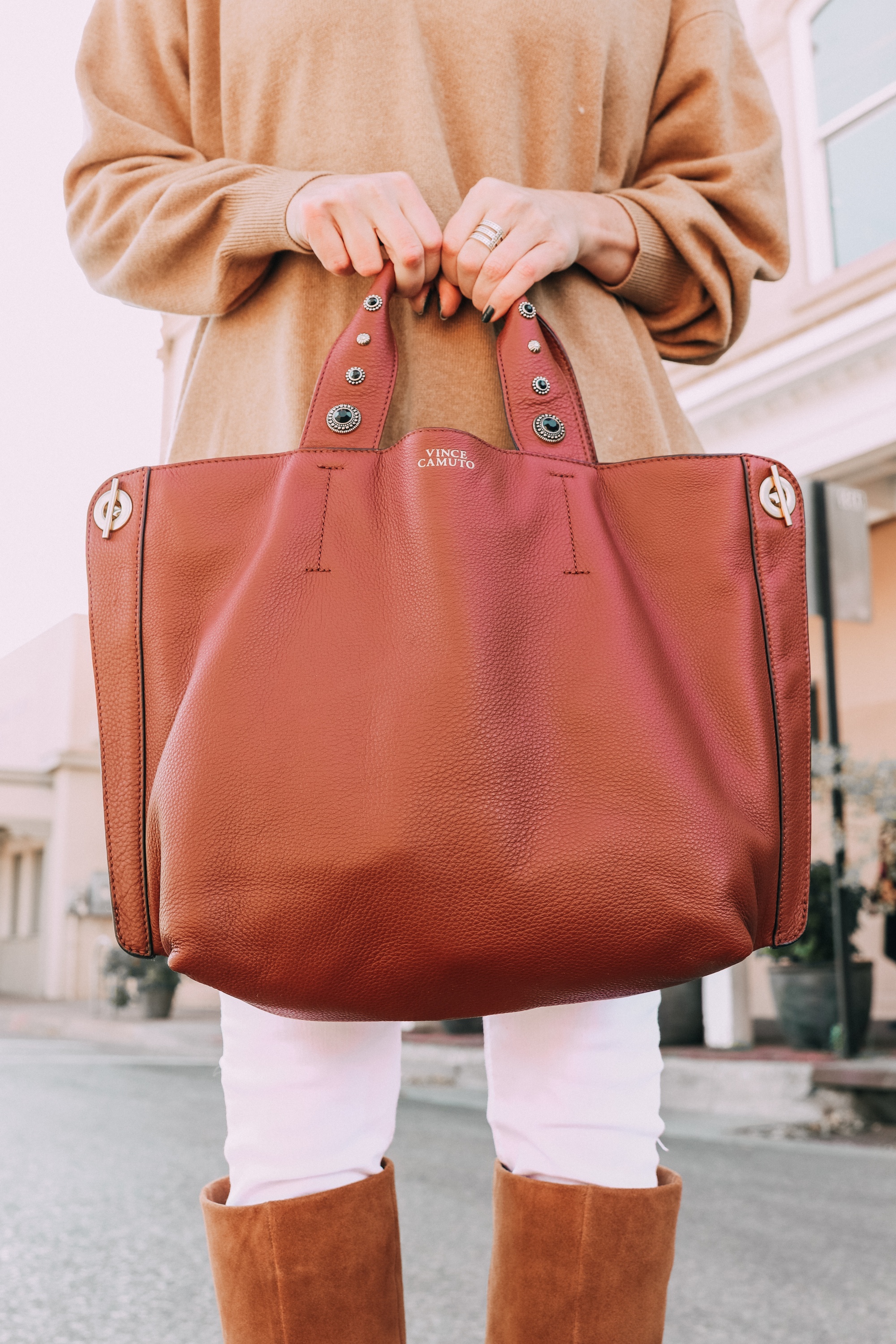 how to find the perfect handbag, Fashion blogger Busbee Stye carrying robin tote from Vince Camuto wearing white jeans and camel sweater in Santa Fe, NM, how to find the perfect handbag