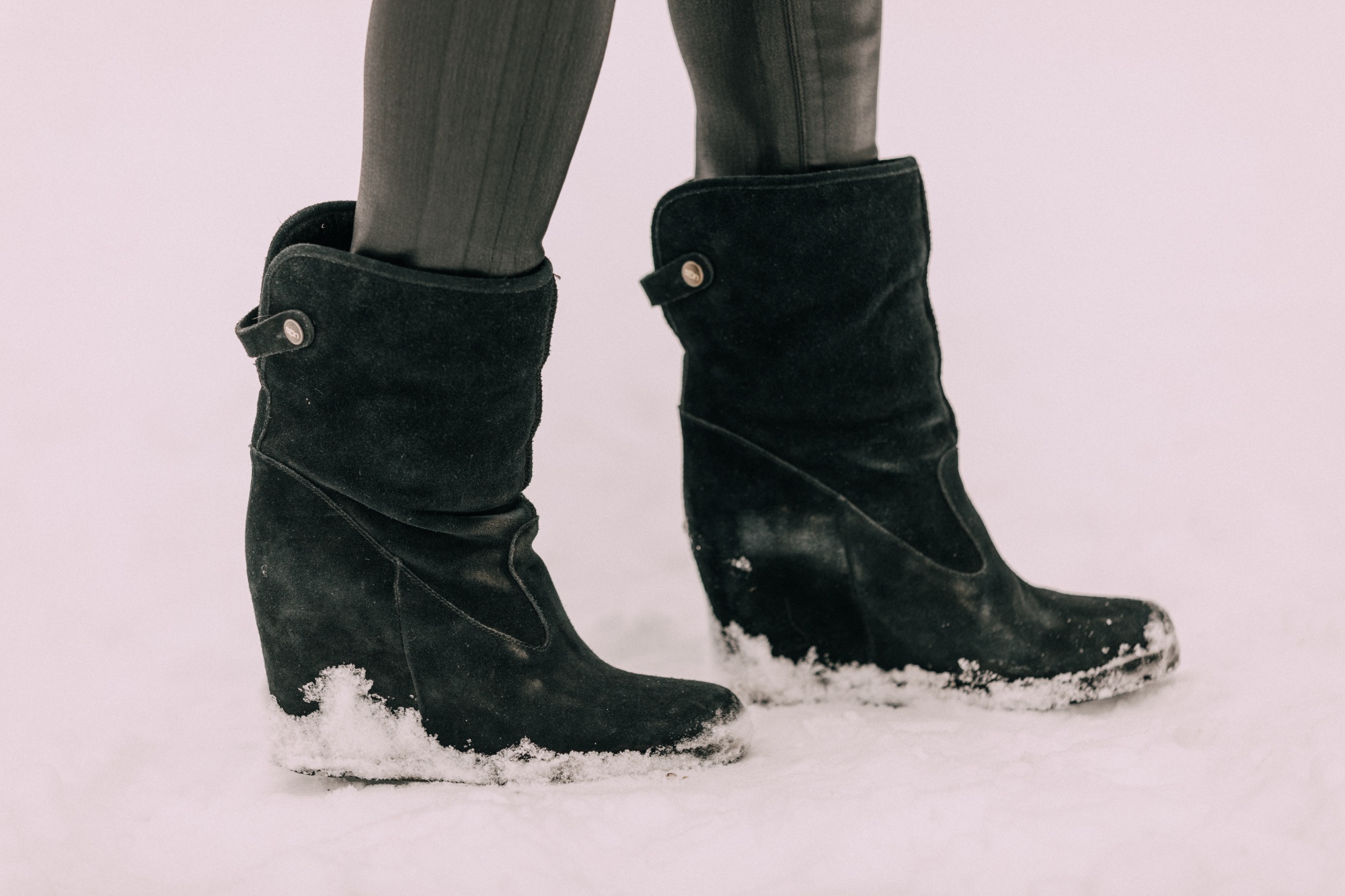 black wedge ugg boots to wear in cold weather, erin busbee fashion blogger over 40, cold weather accessories