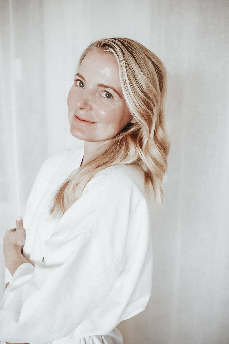 clean beauty, what does that mean, how do you know if beauty products are "Clean" with beauty blogger over 40, Erin Busbee of Busbee style