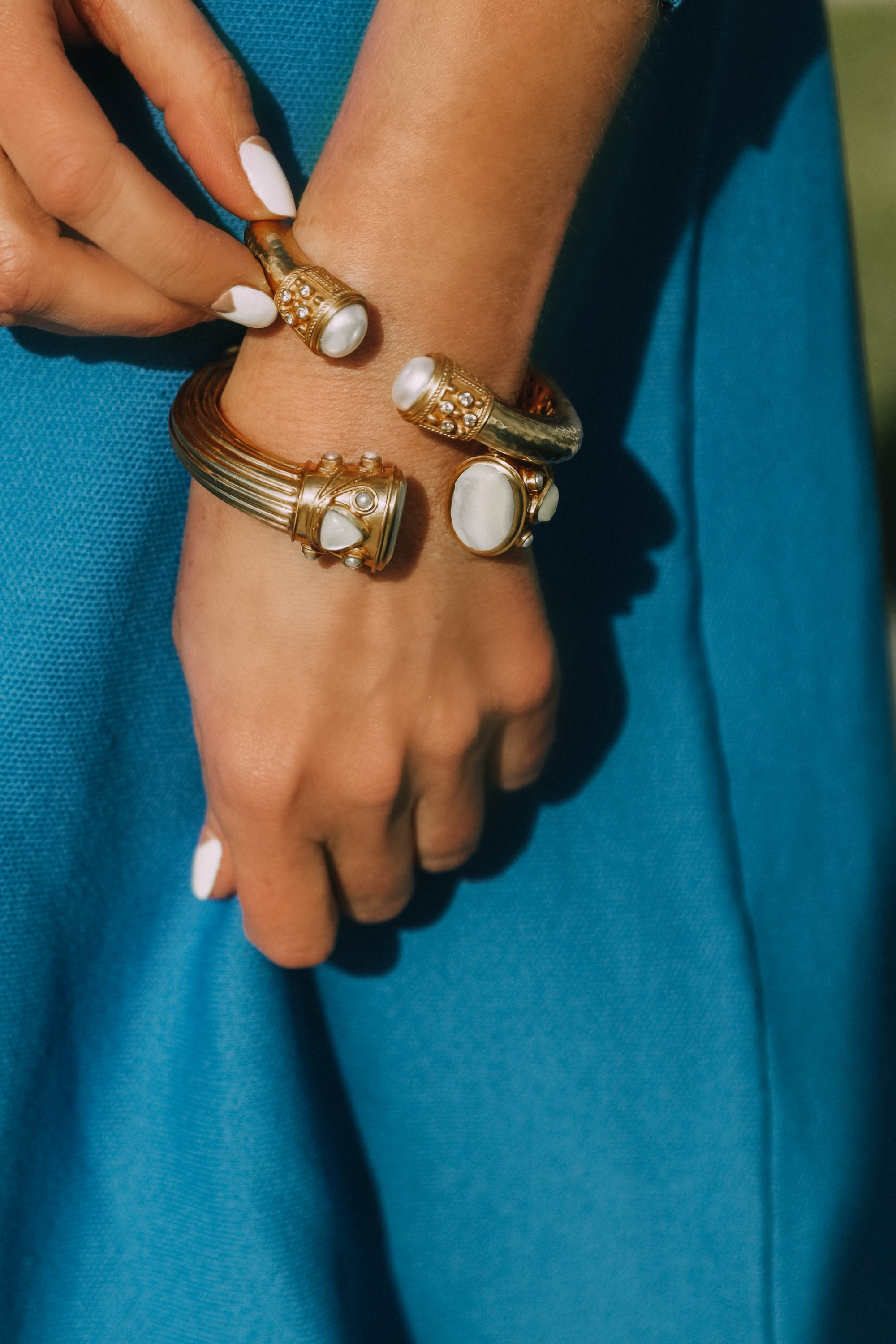 Basic Jewelry, Modebloggerin Erin Busbee von BusbeeStyle.com trägt Julie Vos-Manschettenarmbänder mit einem blauen Eliza J-Kleid von Nordstrom auf den Bahamas