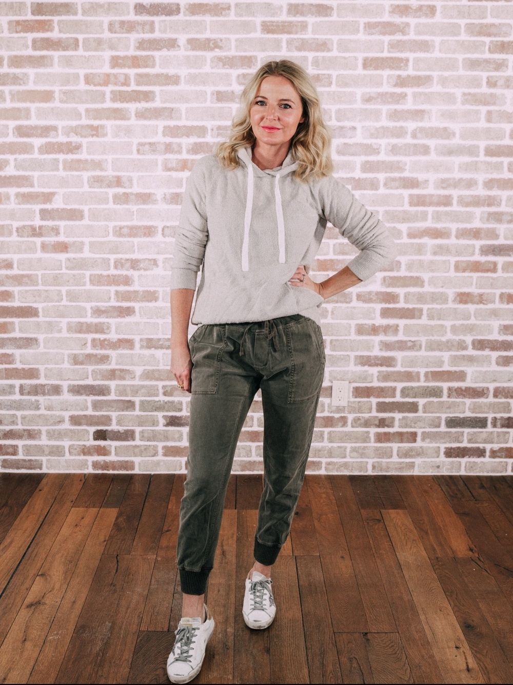 Loungewear Outfits, Fashion blogger Erin Busbee of BusbeeStyle.com sharing her favorite loungewear including a Barefoot Dreams hoodie and utility trend James Perse green joggers in Telluride, Colorado