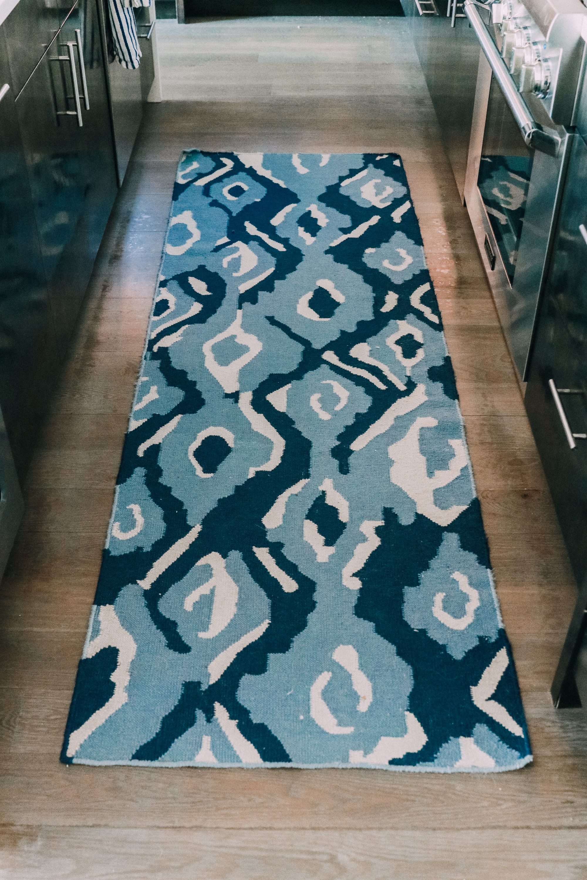 How To Pick A Kitchen Rug, Fashion blogger Erin Busbee of BusbeeStyle.com sharing how to pick the perfect kitchen rug for your space, plus her favorite kitchen runners and where to buy the best rugs. Sharing her blue abstract kitchen rug in her home in Telluride, Colorado