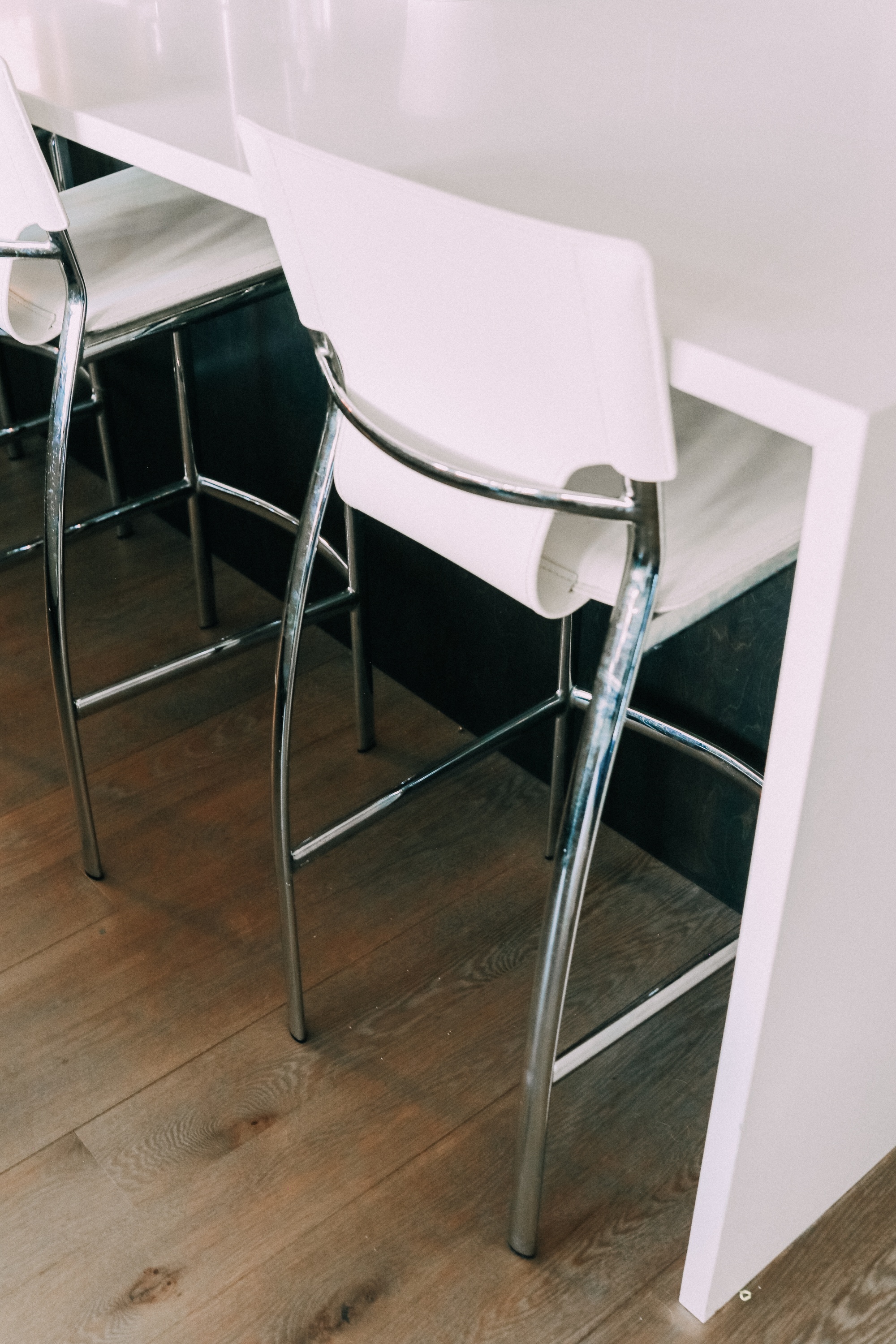 kitchen counter bar stools, best family friendly white modern Wayfair kitchen bar stools 