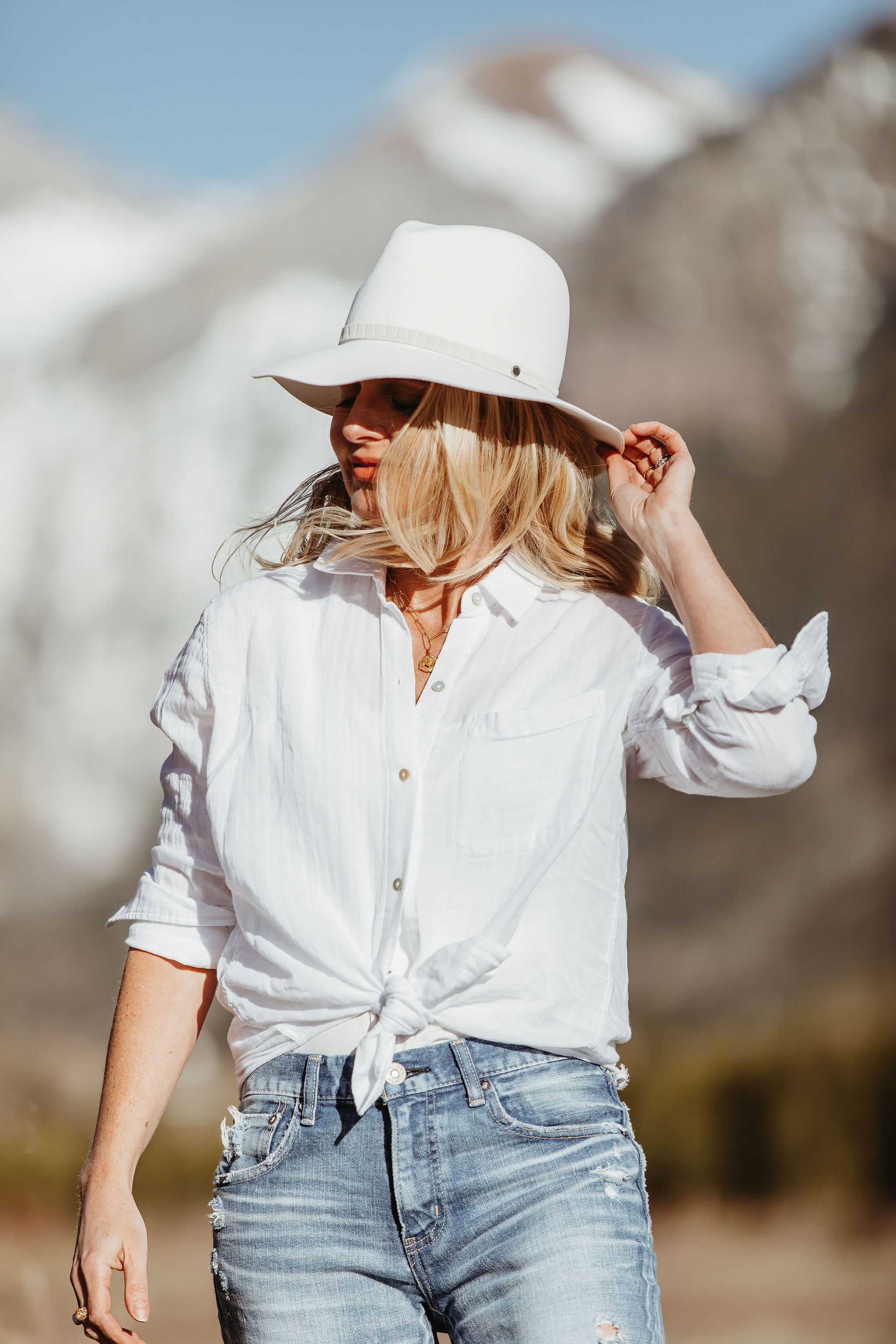 Africa Outfits, Erin Busbee Of Busbee Style Wearing A White Cotton Shirt By Rails With A White Rag &Amp; Bone Hat And Moussy Vintage Jeans In Telluride, Co