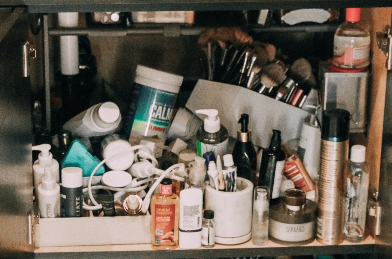 How To Organization Your beauty Products, Fashion blogger Erin Busbee of BusbeeStyle.com sharing how she organized her beauty, skincare, and haircare products in her bathroom in Telluride, Colorado