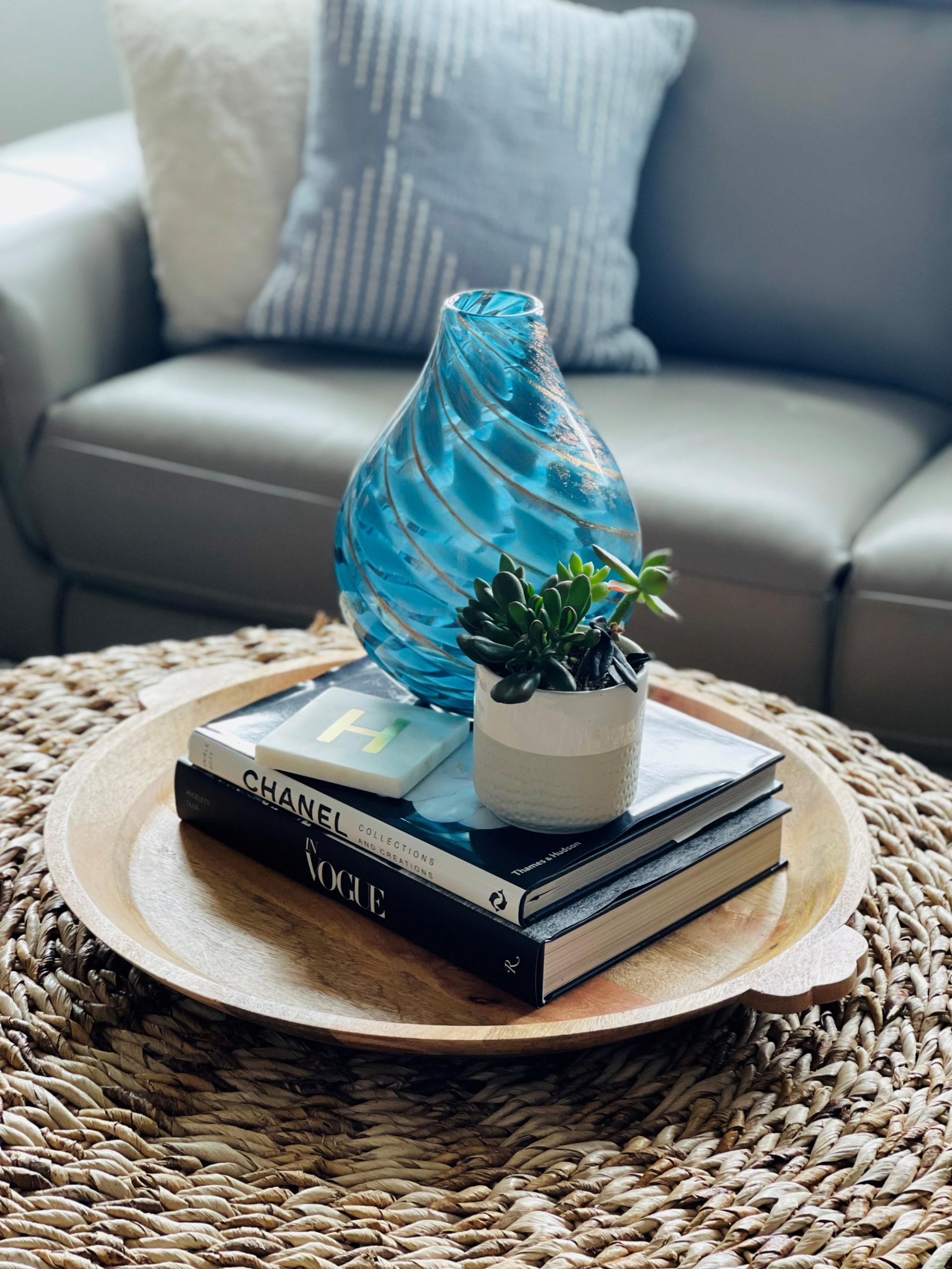 how to decorate your coffee table, style your coffee table with ease, 5 Sophisticated Ways to Style Your Coffee Table On A Budget
