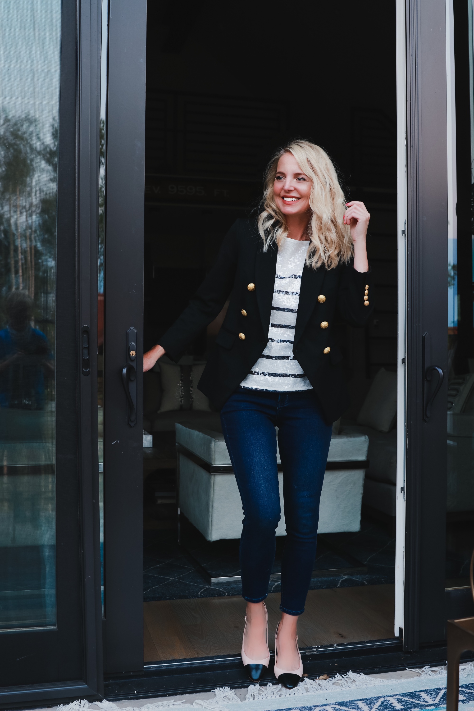 Express Denim, Fashion blogger Erin Busbee of Busbee Style wearing Luxe Comfort knit dark wash skinny jeans, striped sequin shirt, black blazer from Express with nude and black cap toe slingbacks by Sam Edelman sitting on her patio in Telluride, Colorado