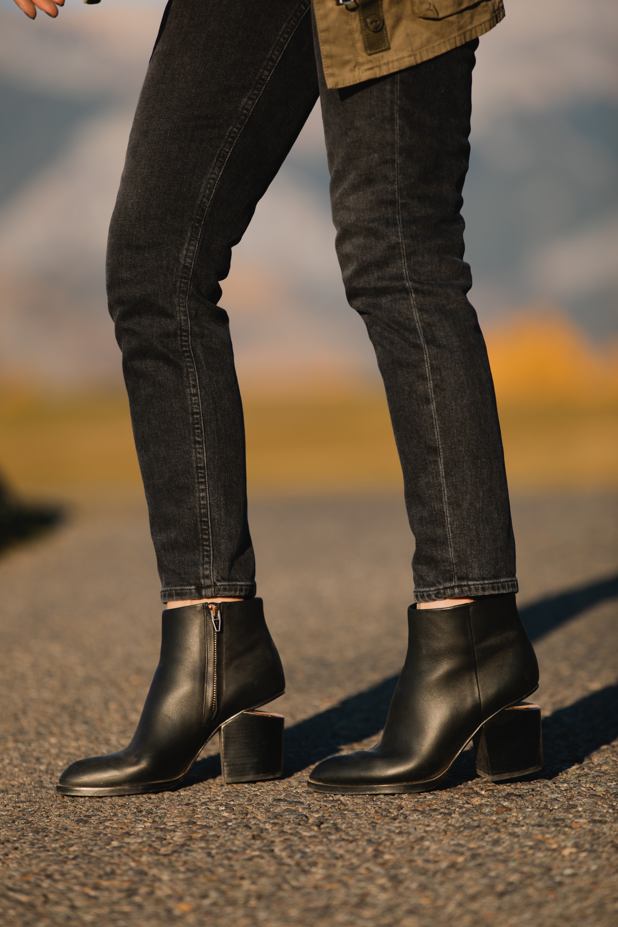 How To Wear A Cargo Jacket, Erin Busbee of Busbee Style wearing a green cargo jacket by rag & bone, black turtleneck puff sleeve cashmere sweater by Aqua, gray wash Nico slim fit jeans by Agolde, QUAY sunglasses, and Alexander Wang cutout booties in Telluride, Colorado