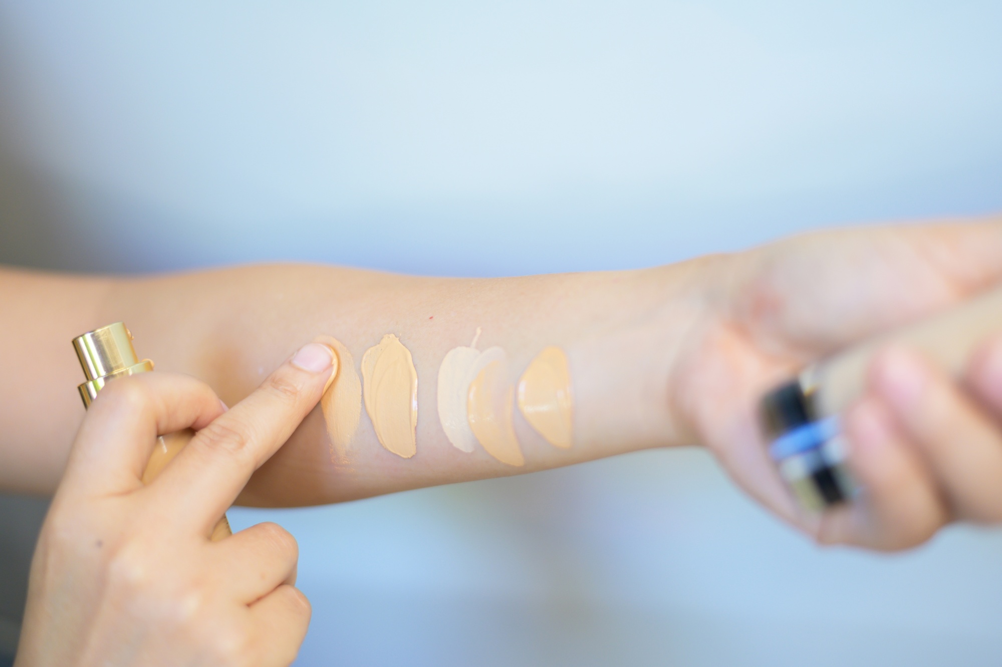 How to find the best foundation Foundation, test and swatch for matched undertone skin, Finding the right foundation for you, squeezing liquid foundation from the pump to the finger, foundation application, foundation for mature skin, foundation formulas, best foundation for crepey skin, best full coverage foundation