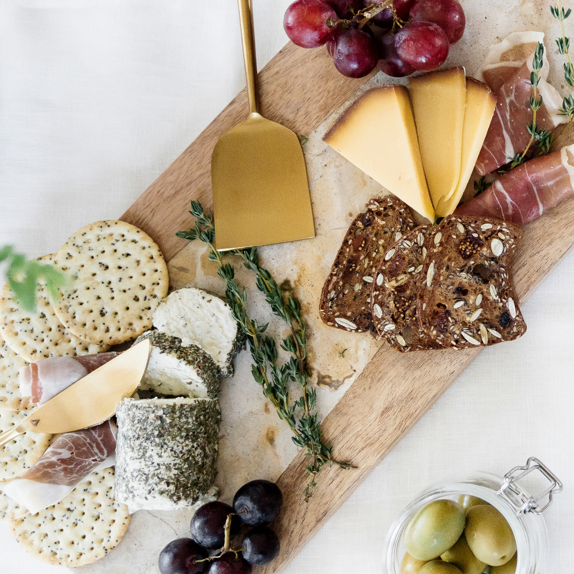 charcuterie board, entertaining, how to make a charcuterie board, holiday appetizers, cheese board