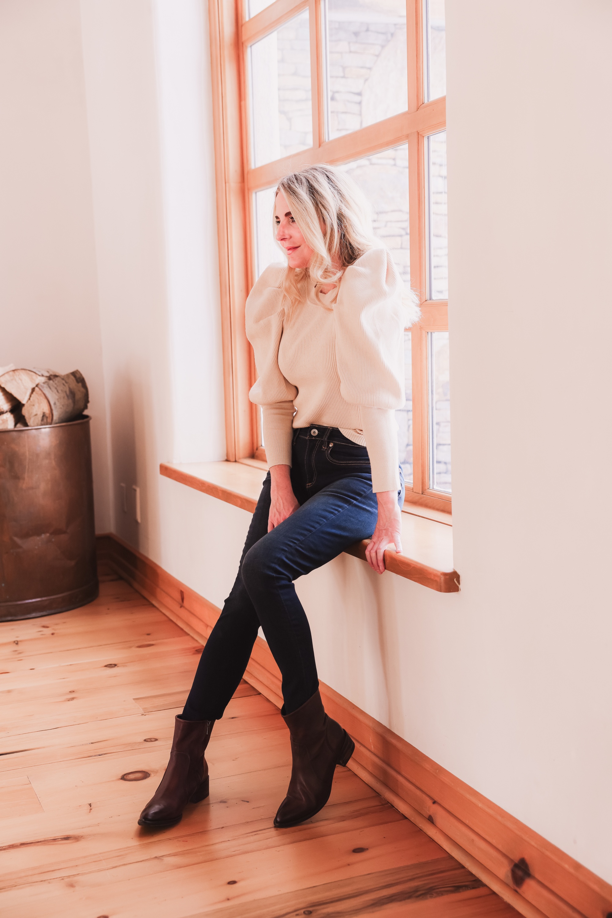 Best brown booties, Erin Busbee of Busbee wearing an ASTR the Label sculptural sleeve sweater with rag & bone skinny jeans and brown sam edelman hilary booties from Nordstrom in Telluride, Colorado