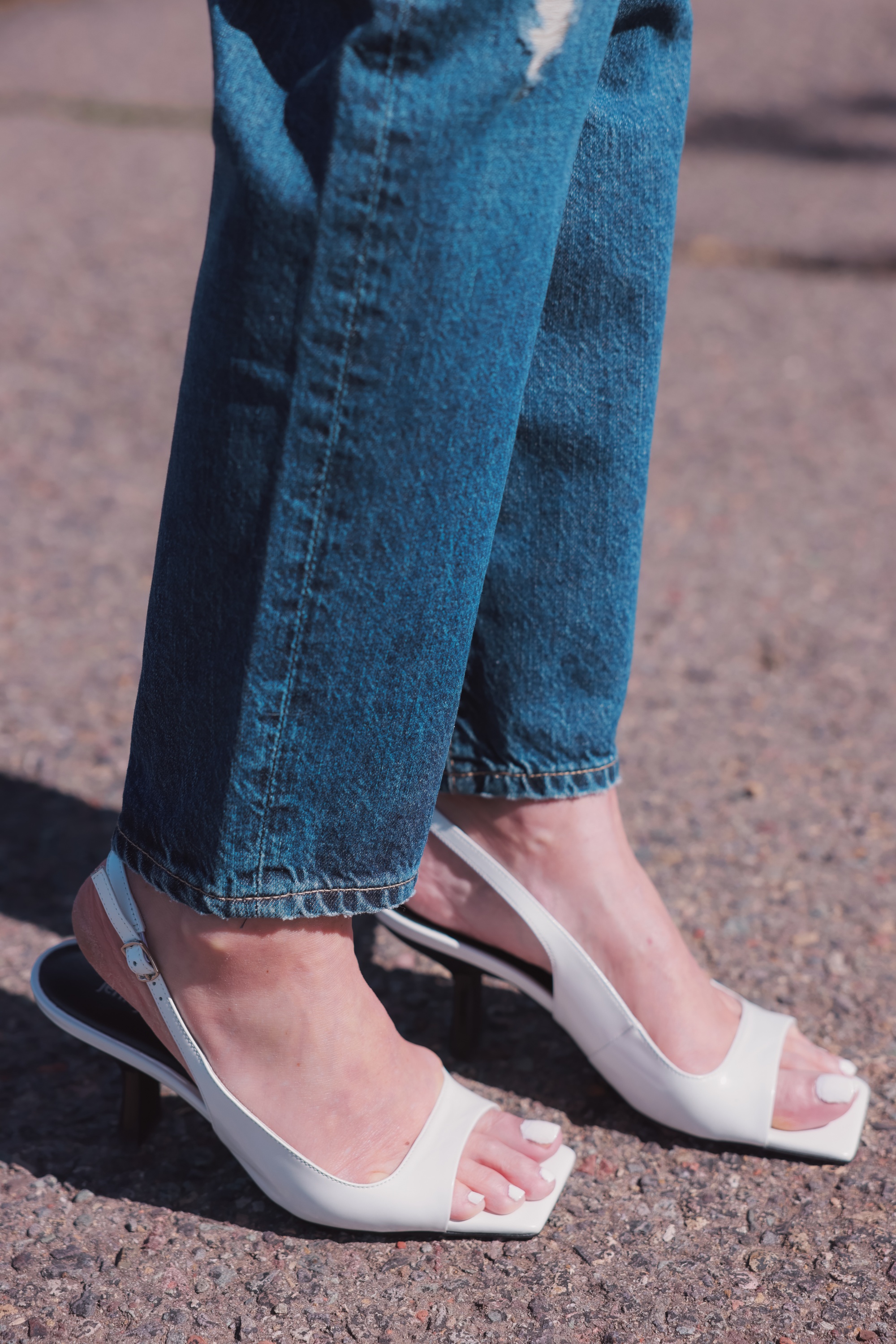 how to style a boyfriend blazer with jeans, poppy alice + olivia boyfriend blazer, white free people ruffled tee, AG slim straight leg jeans, jeffrey campbell white slingbacks, QUAY flat top sunglasses, bottega veneta chain cassette bag, telluride, colorado, erin busbee