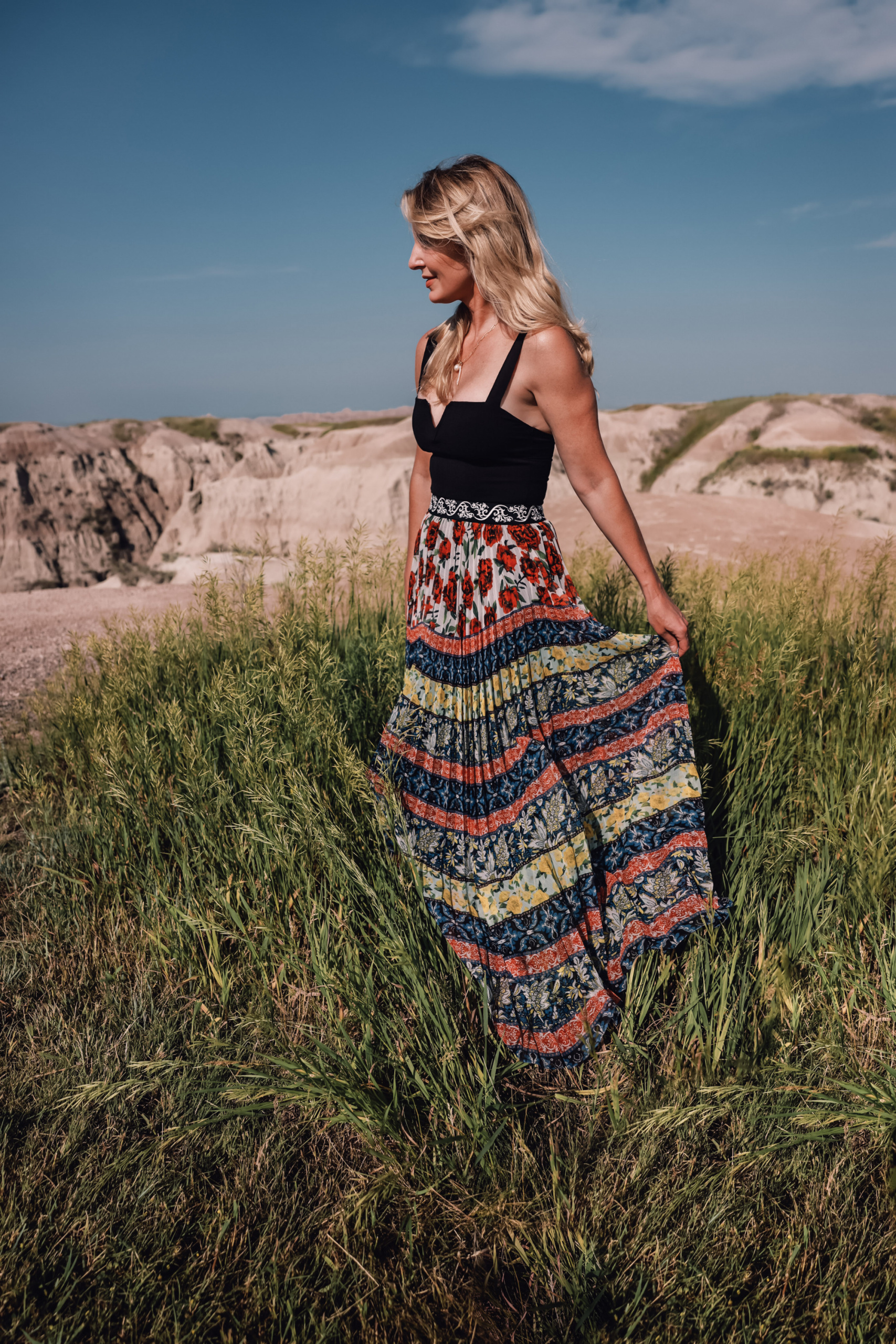 maxi skirts, maxi skirts over 40, printed pleatd maxi skirt, alice + olivia maxi skirt, erin busbee, how to wear maxi skirts, free people wire v-neck bodysuit