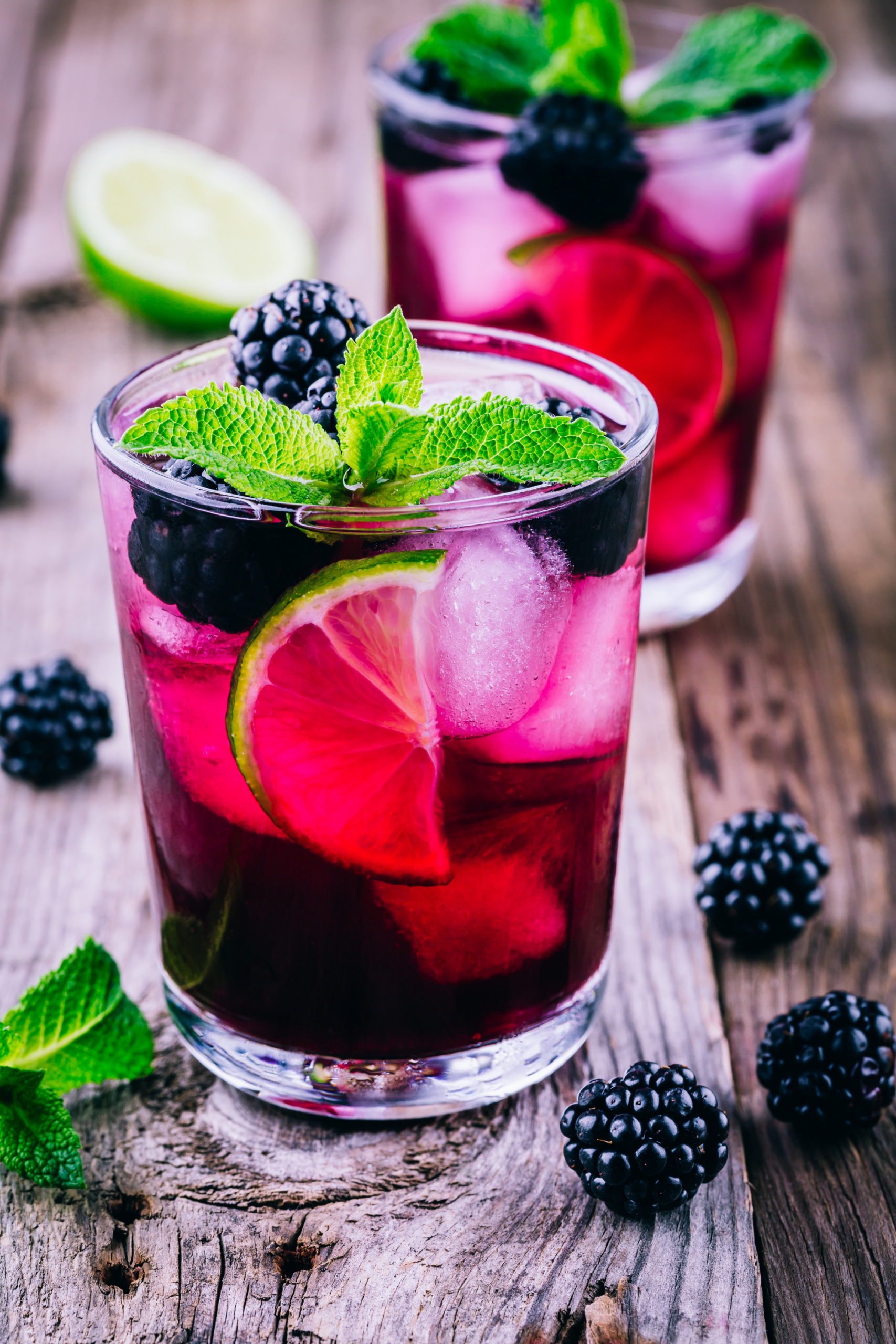summer mocktails and cocktails, summer drinks, drink recipes, refreshing summer drinks, blackberry mule with vodka and champagne, r