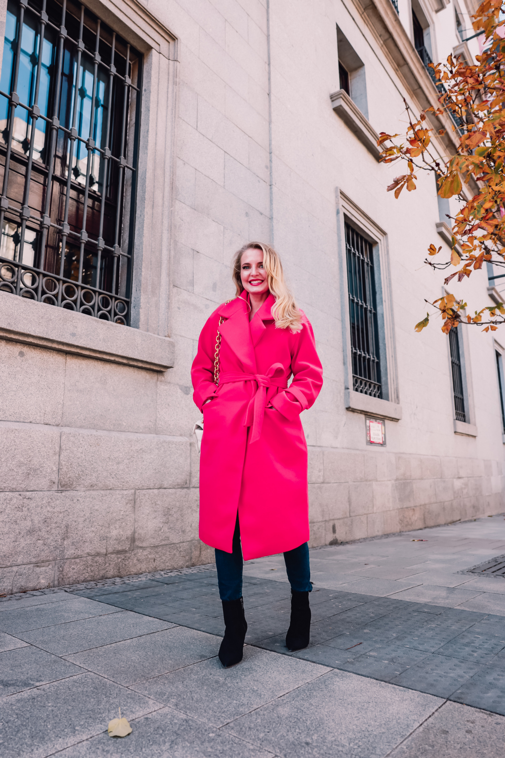 statement coat, how to wear statement coat, how to style statement coat, statement pieces, how to wear statement pieces, how to style statement pieces, erin busbee, madrid, spain, express hot pink wrap coat, express high waist skinny jeans, express black booties, express white bodysuit