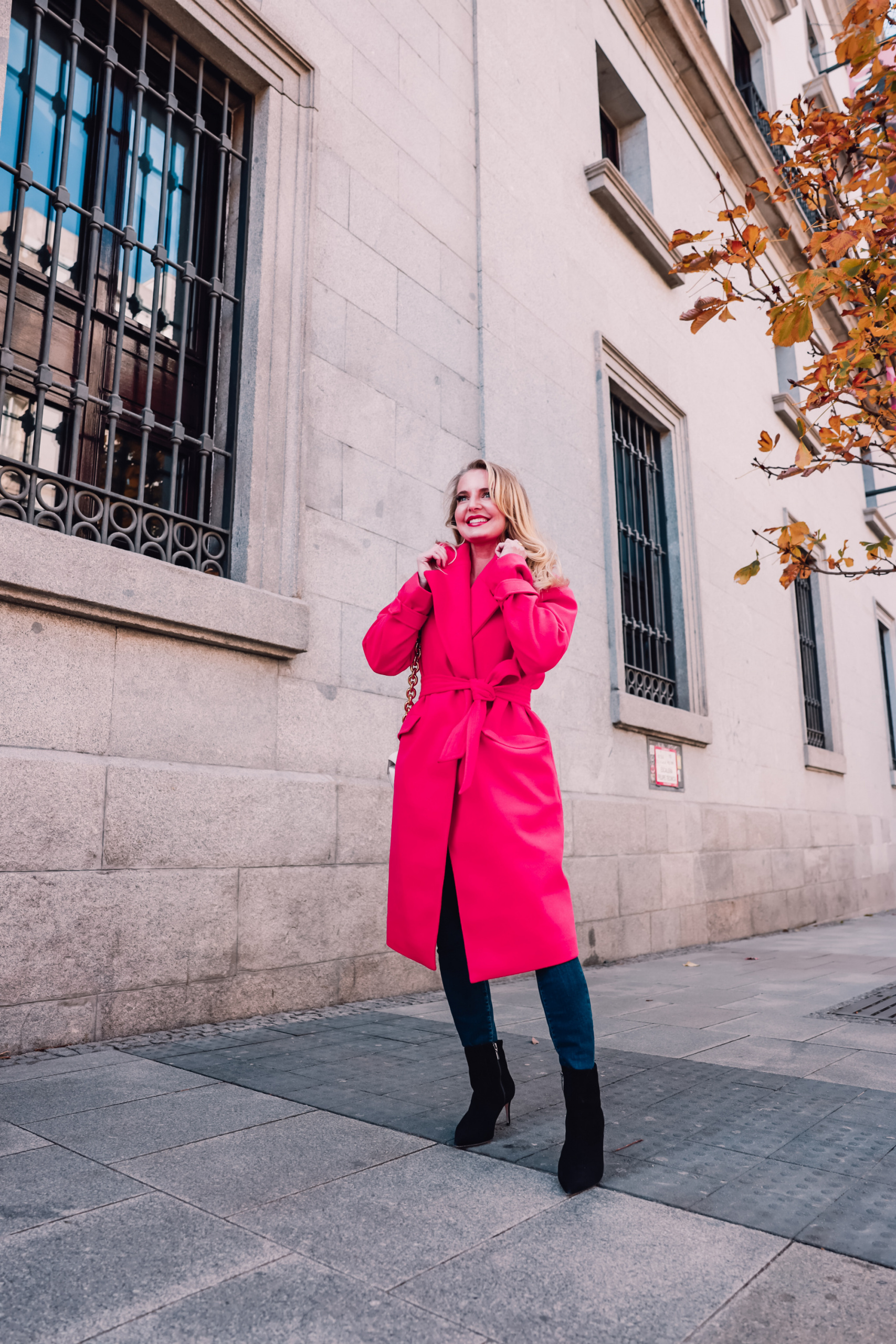 statement coat, how to wear statement coat, how to style statement coat, statement pieces, how to wear statement pieces, how to style statement pieces, erin busbee, madrid, spain, express hot pink wrap coat, express high waist skinny jeans, express black booties, express white bodysuit