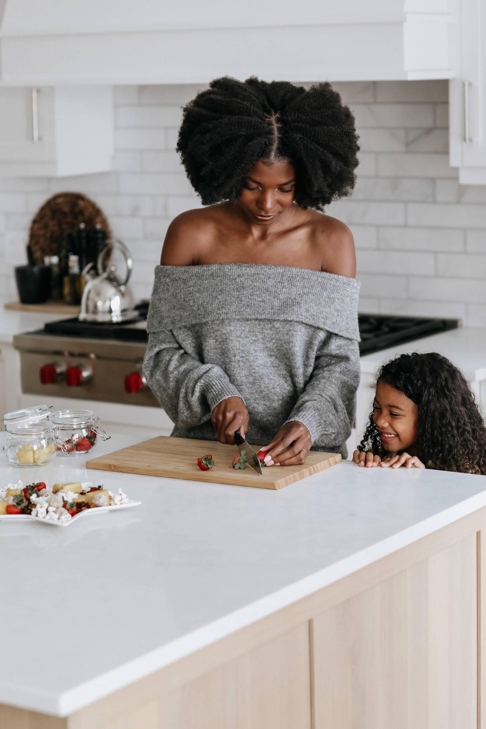 Best Nutrition Apps Black mom and daughter cutting strawberries