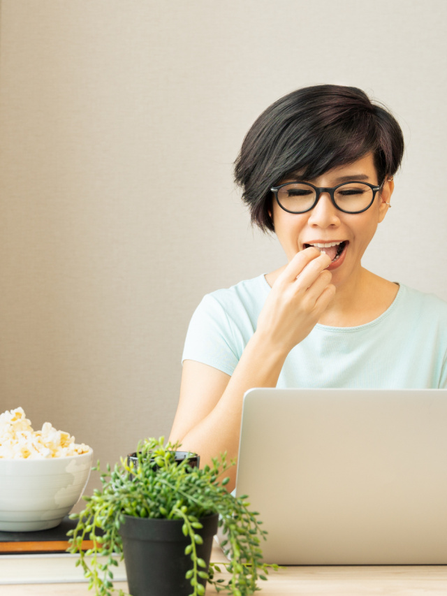 cropped-Healthy-Snacks-Woman-eating-popcorn-while-working-e1643319502125.jpeg