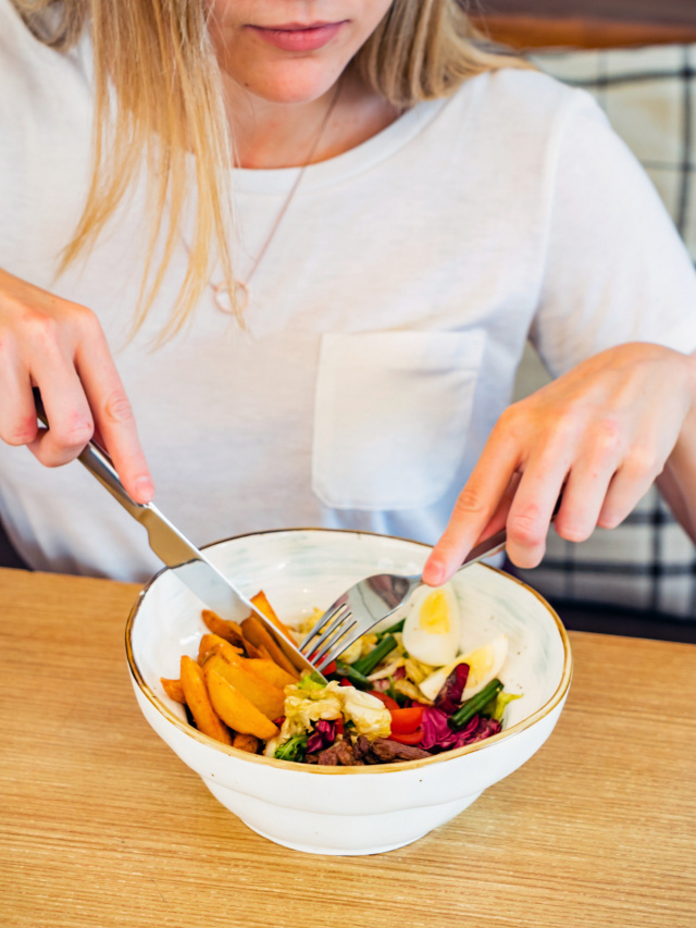 cropped-Diet-Comparison-Woman-eating-keto-bowl-scaled-e1644426746608.jpeg