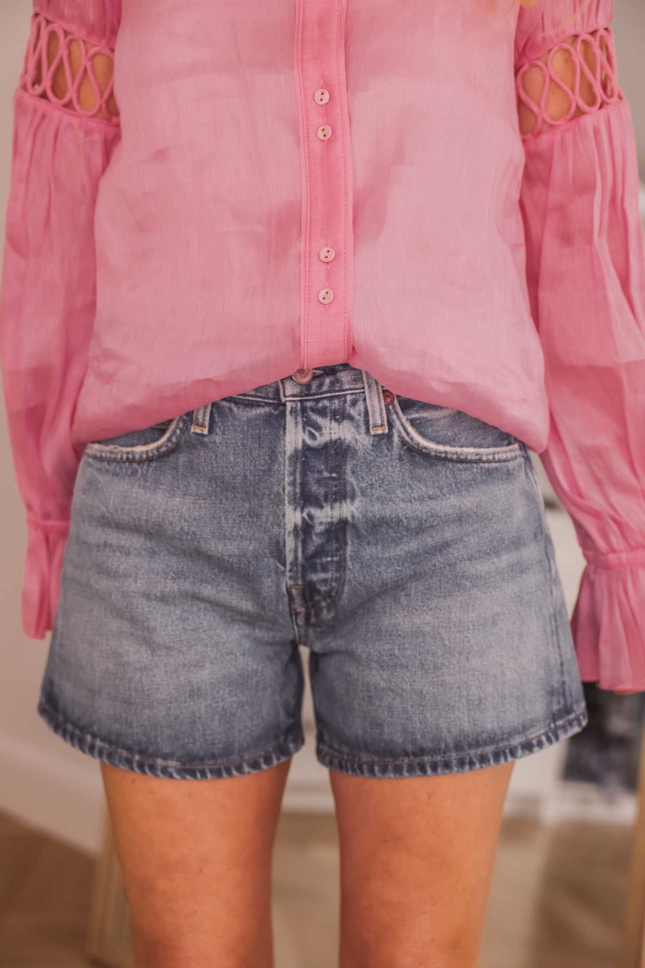 altersgerechte jeansshorts, jeansshorts über 40, wie trägt man shorts über 40, erin busbee, busbee stil, mode über 40, agolde parker lange vintage shorts in vorkommen, , see by chloe wedges, rosa aje bluse