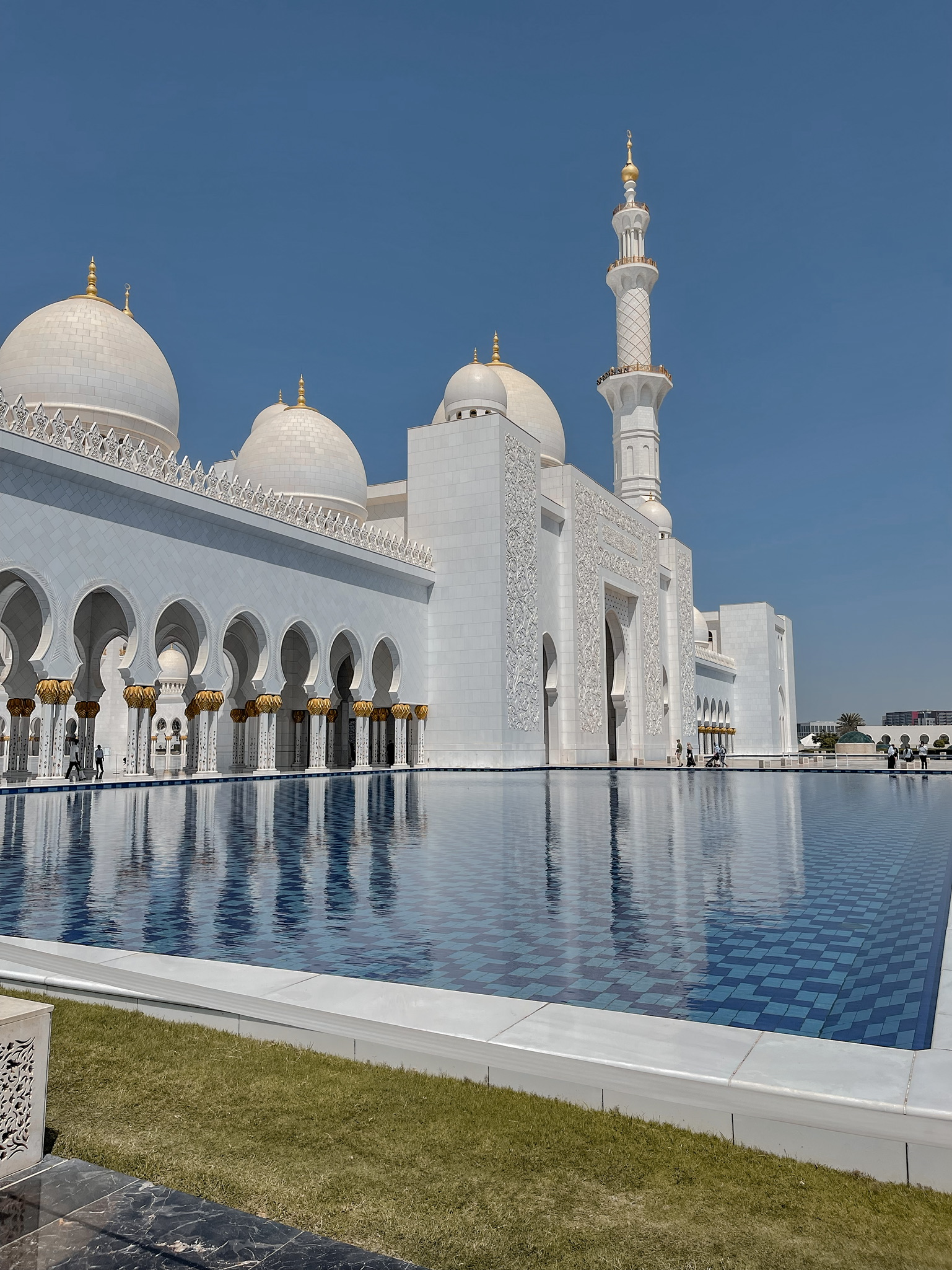 planning a trip to the middle east, where to go in the middle east, how to plan a trip to the middle east, abu dhabi, united arab emirates, UAE, erin busbee, busbee style, busbee family travels, Abu Dhabi trip, what to do in Abu Dhabi, Sheikh Zayad Grand Mosque