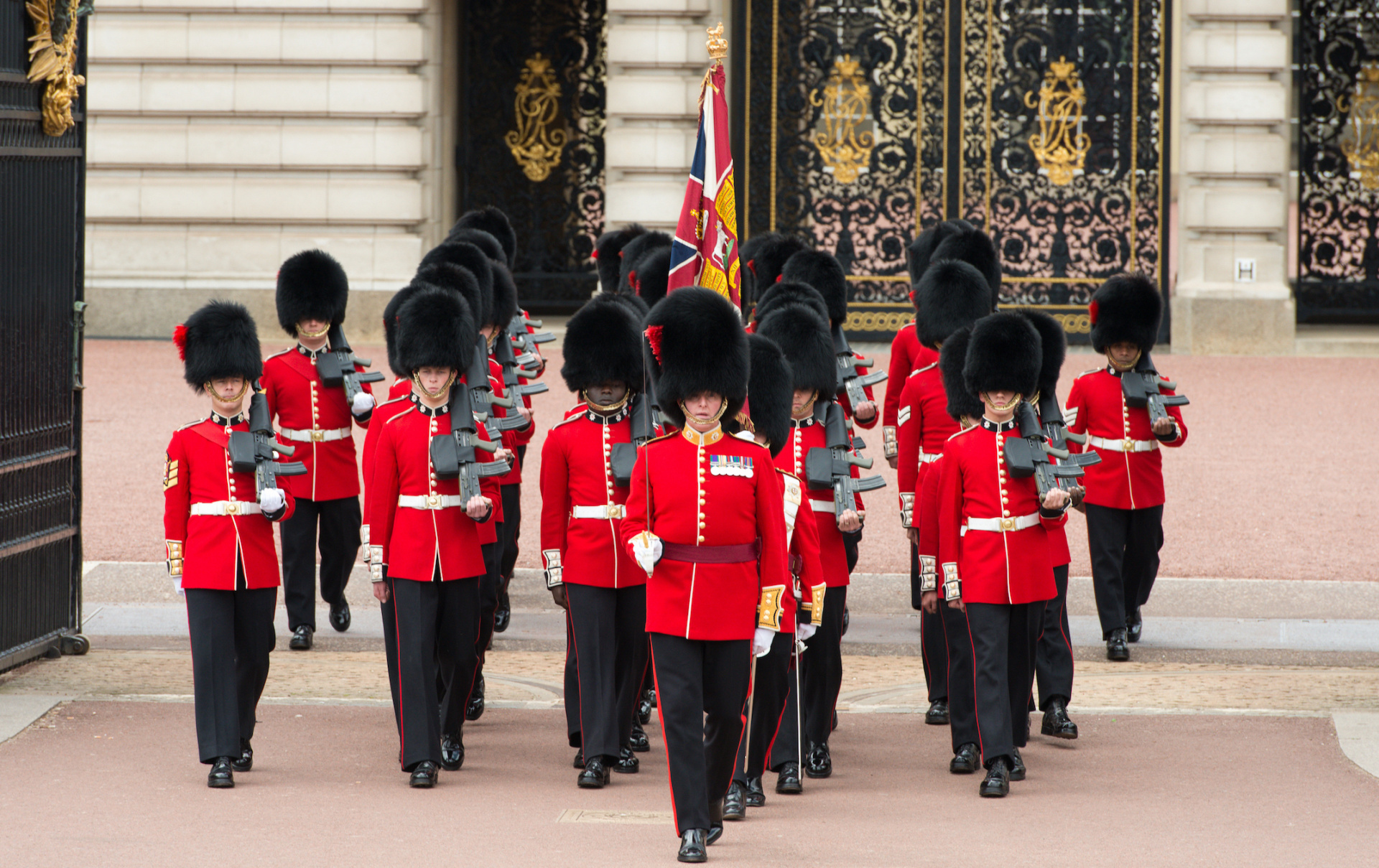 travel to london, weekend getaway to london, travel to uk, what to do in London, what to do in UK, Weekend getaway in London-Buckingham Palace, Changing of the Guard-Erin Busbee-Busbee Style-Beauty Over 40