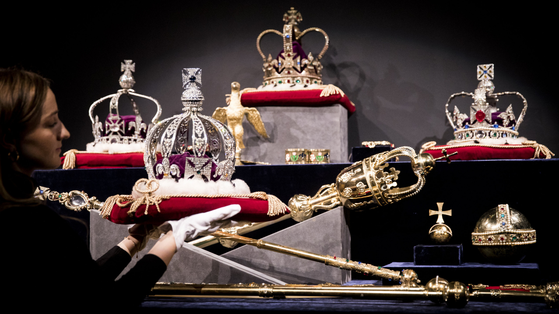 travel to london, weekend getaway to london, travel to uk, what to do in London, what to do in UK, Weekend getaway in London-Tower of London Royal Crown Jewels-Erin Busbee-Busbee Style-Beauty Over 40