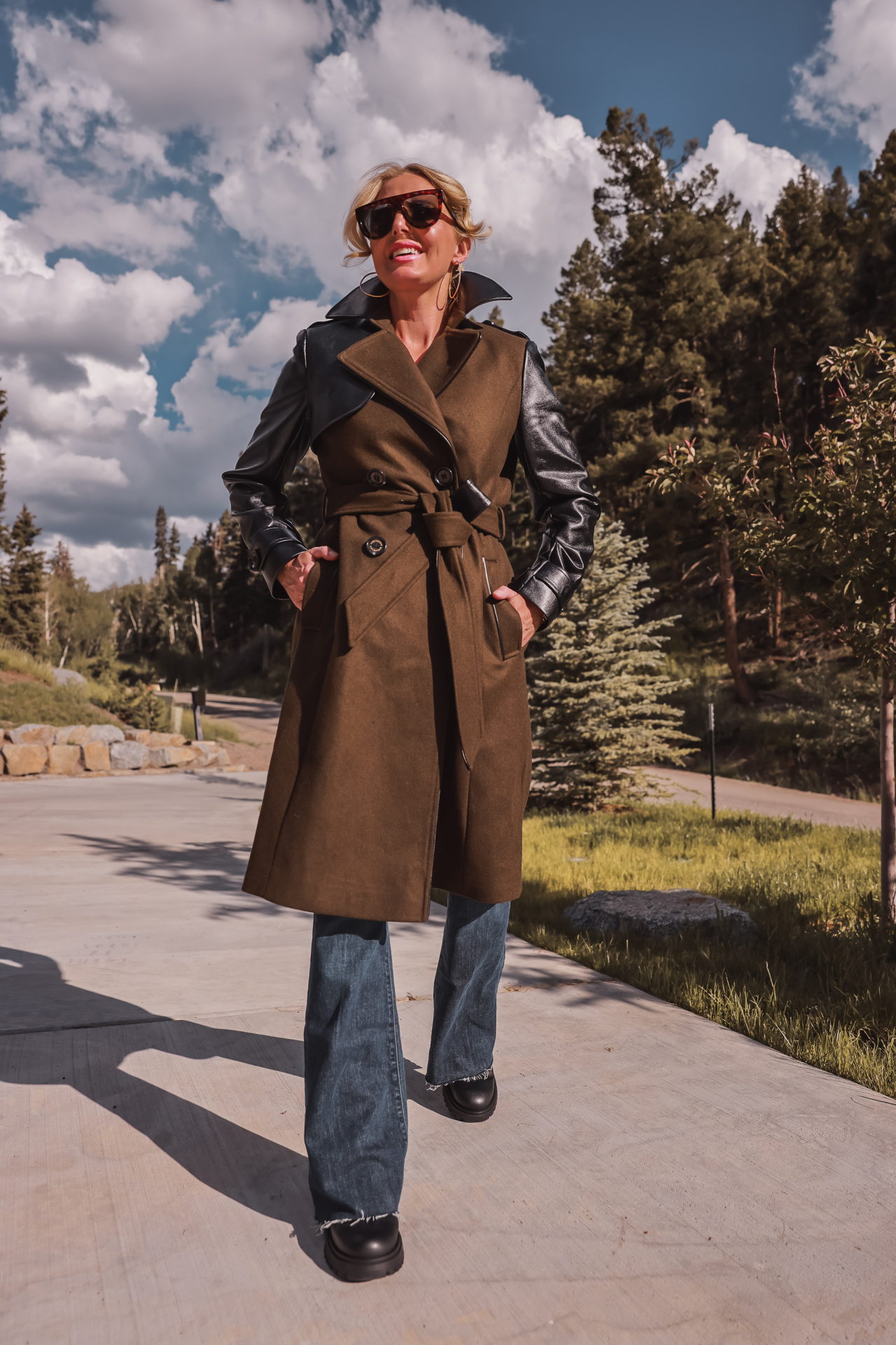 wearable fall trends, fall fashion trends, fall trends, wearable trends, how to wear trends, trends over 40, wearing trends over 40, 2022 fall fashion trends, 2022 wearable fall trends, iconic 80s, Fall jackets, fall outfits, best jackets for fall, don’t look frumpy in fall jackets, 3rd layer for fall, how to complete an outfit, leather blazers, black blazers, trench coat, what to wear with jeans and a t-shirt