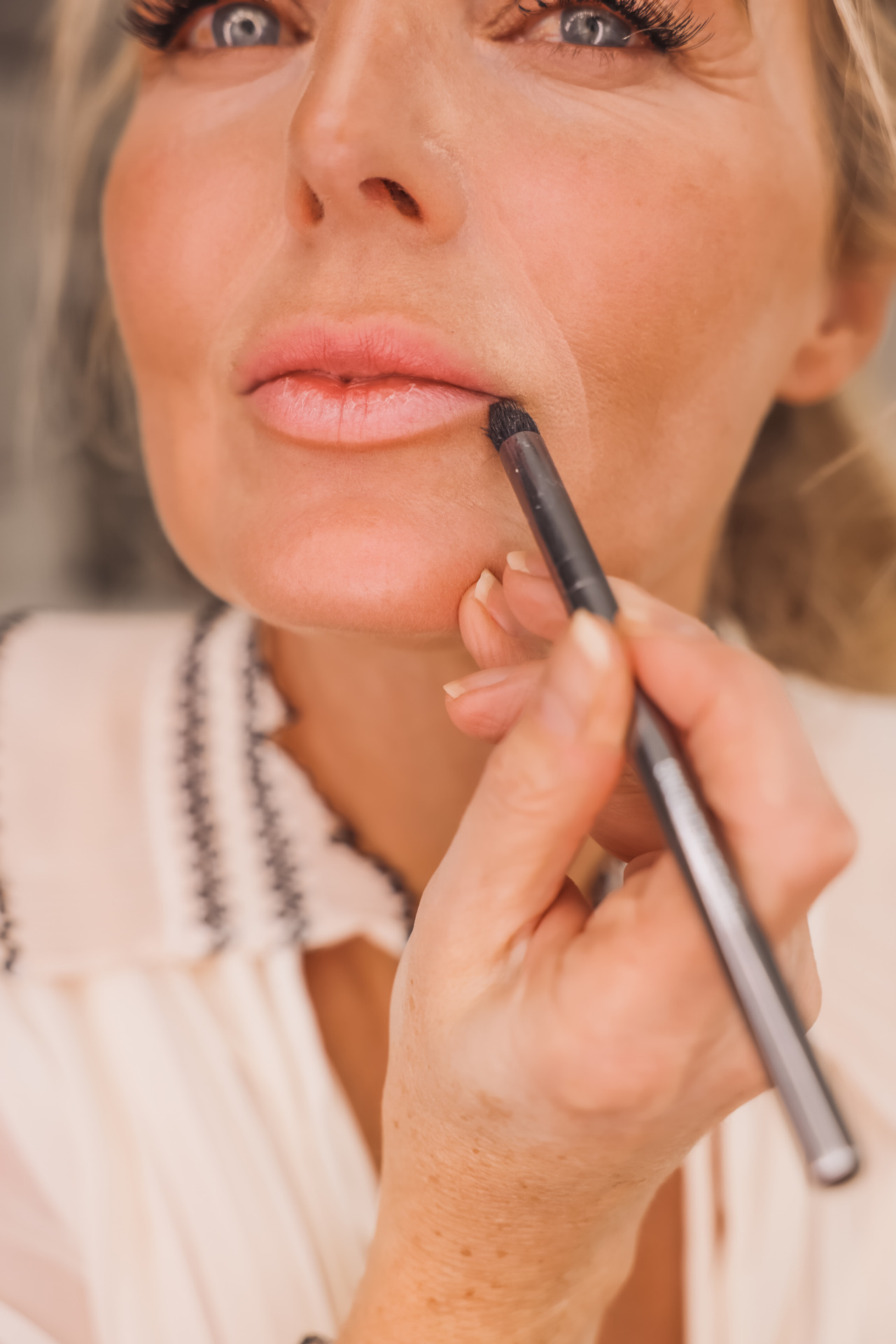 how to contour lips with bronzer