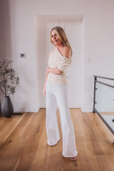 10+ Tops That Make You Look Slimmer For An Instant Confidence Boost!