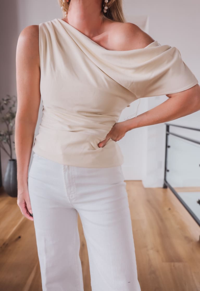 10+ Tops That Make You Look Slimmer For An Instant Confidence Boost!