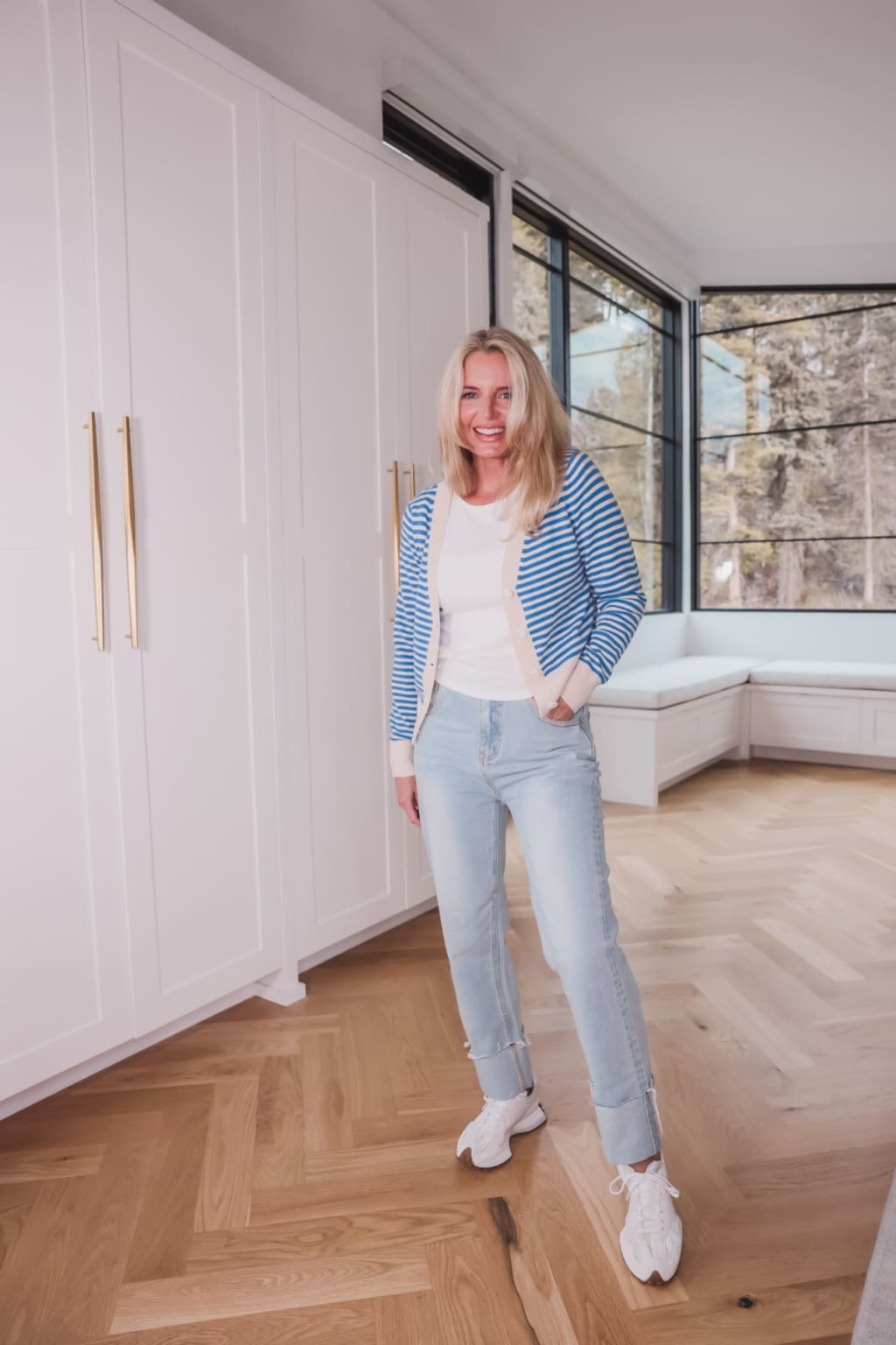 12 Chic & Simple Mom Outfits For Every Occasion To Have This Summer!