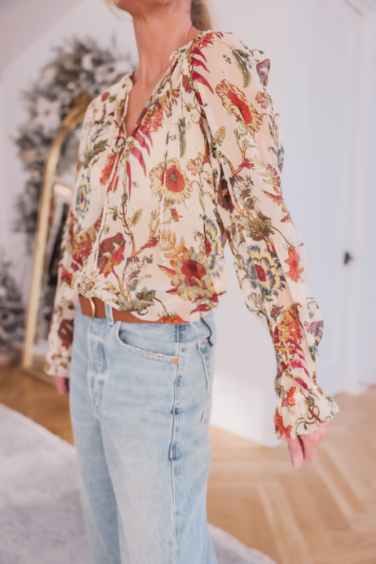 casual holiday outfits blouse and jeans