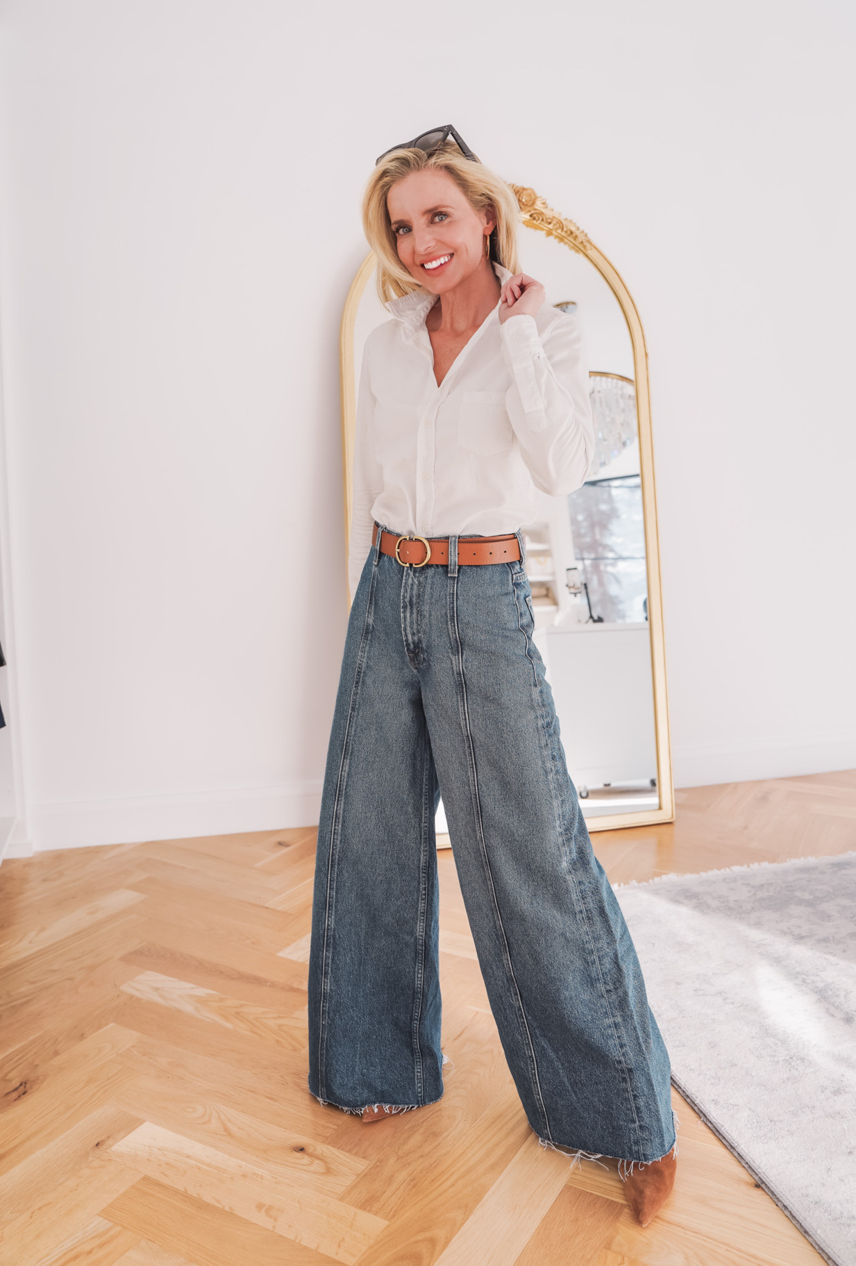 How To Look Taller in Baggy Jeans How To Wear Baggy Jeans Mother Launch Line Sneak Wide Leg Jeans with Frank Eileen Button Down Shirt Erin Busbee Busbee Style Fashion Over 404 e1708638412619